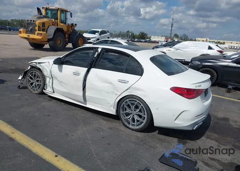 2022 Mercedes-Benz C 300 Sedan z USA, uszkodzony, nr VIN W1KAF4GB8NR019969